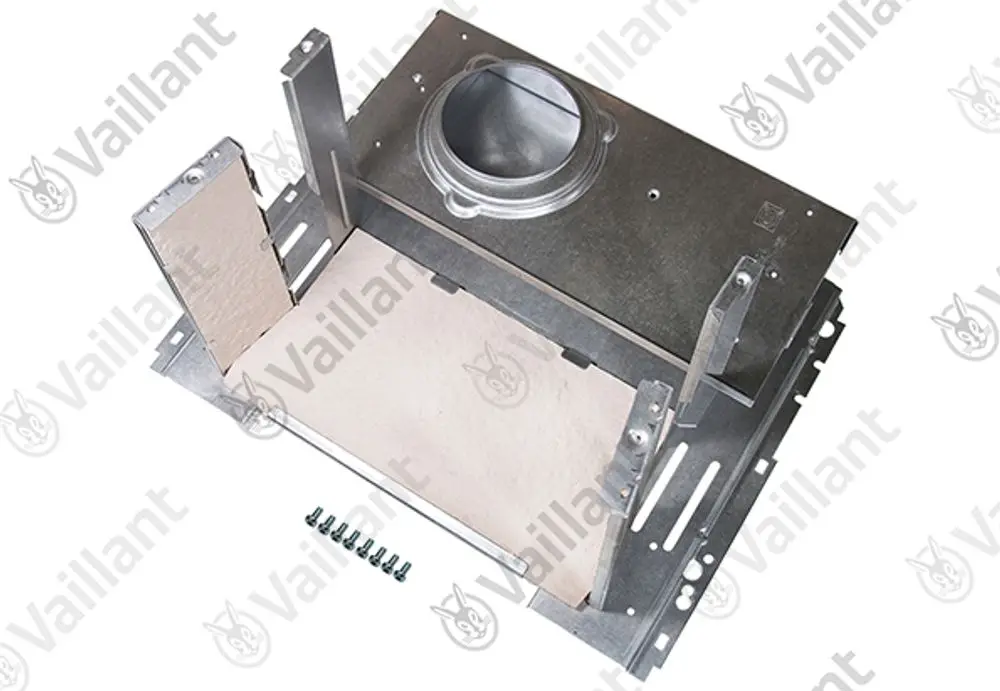 Vaillant Rückwand aus Metall mit Isoliermatte, ausgestattet mit Montagehalterungen und einem runden Anschluss. Diverse Schrauben für die Befestigung liegen bei.